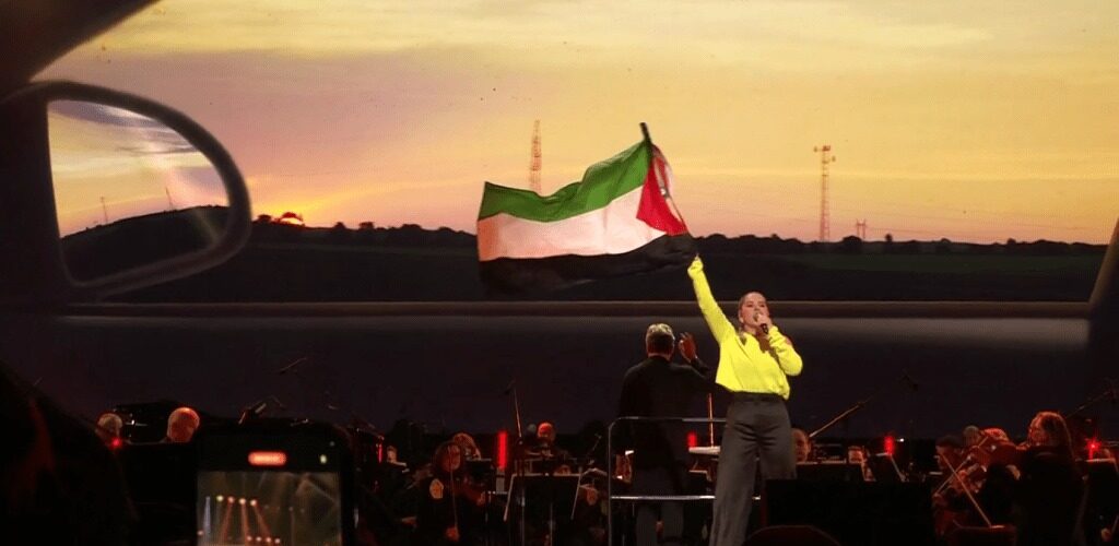 Laura Tesoro con la bandera palestina_ screenshot VRT Max'